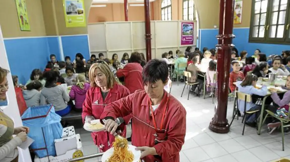 Dos monitoras sirven la comida en el colegio Gascón y Marín de Zaragoza.
