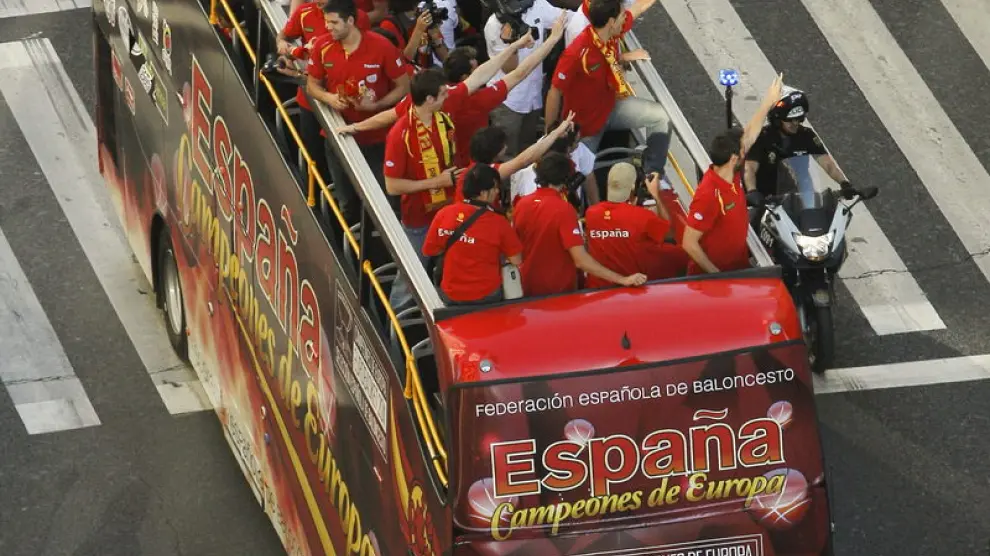 La selección española de baloncesto recorre las calles de Madrid
