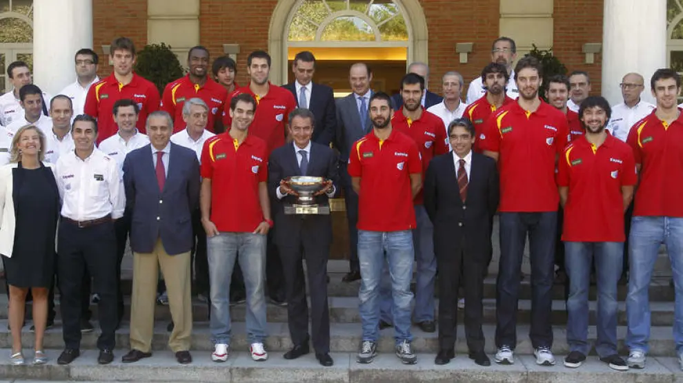 Zapatero, con la copa de campeones