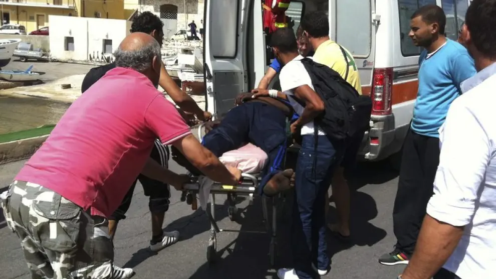 Un herido tras los enfrentamientos es trasladado en ambulancia