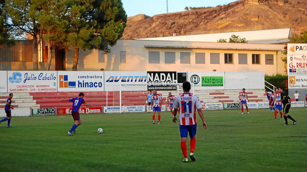 Imagen del partido disputado ayer entre el Atlético de Monzón y el Huesca en el Isidro Calderón.