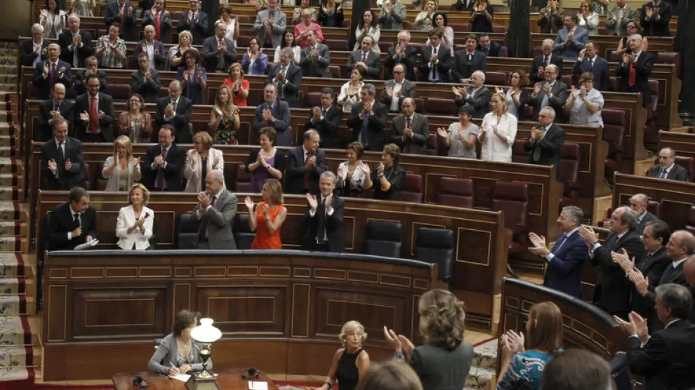 Zapatero recibe la ovación del grupo socialista