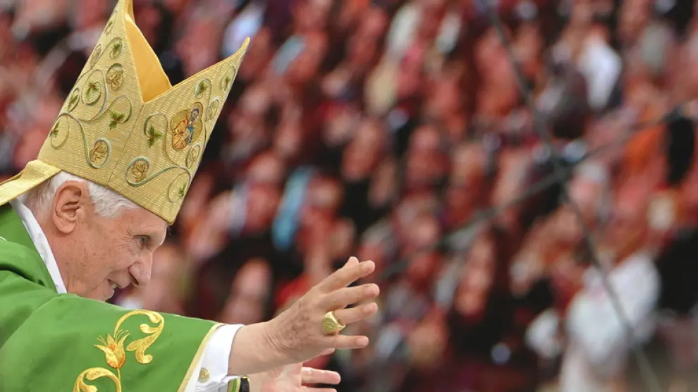 Benedicto XVI se dirige a las masas
