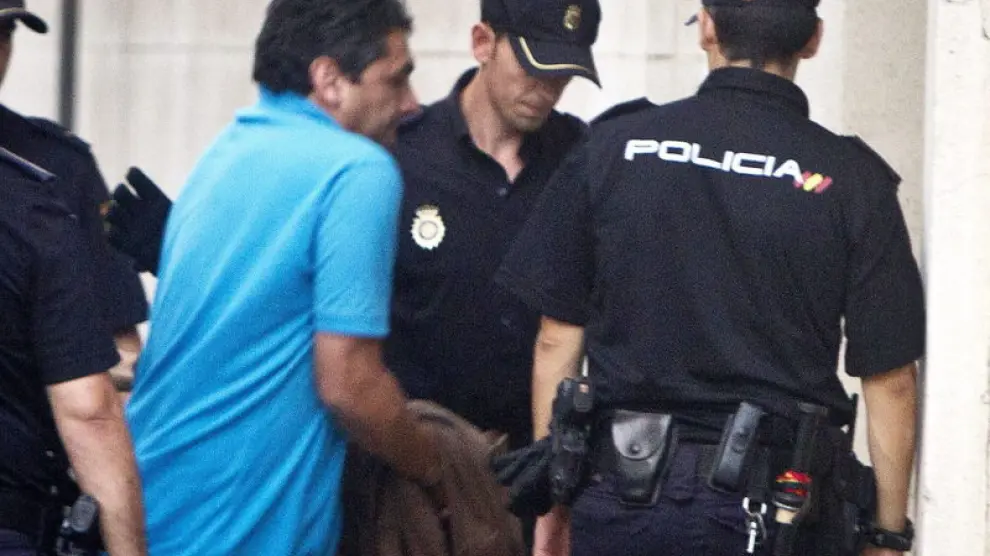 Juan José Cortes, padre de Mari Luz Cortés y asesor de Justicia del PP, custodiado por la Policía