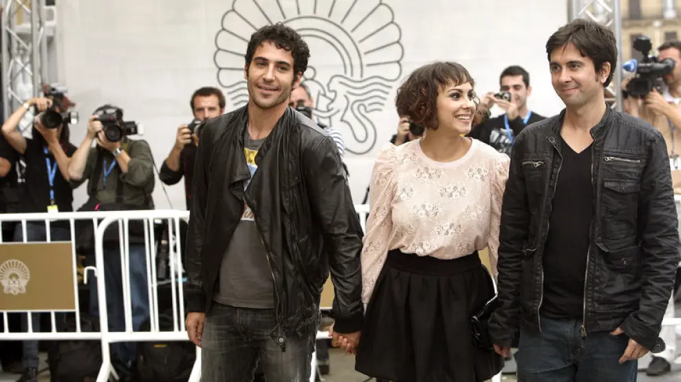 Foto de archivo en la que Eduardo Chapero-Jackson (derecha) posa junto a los actores Miguel Angel Silvestre y Alba García