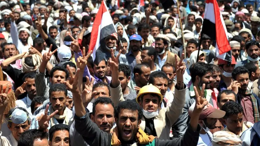 Manifestantes opositores dicen consignas contra el gobierno de Alí Adbala Saleh en Saná