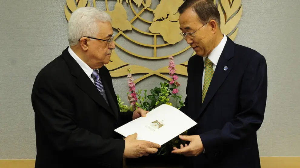 El presidente de la Autoridad Nacional Palestina , Mahmud Abás, junto al secretario general de la ONU, Ban Ki-moon