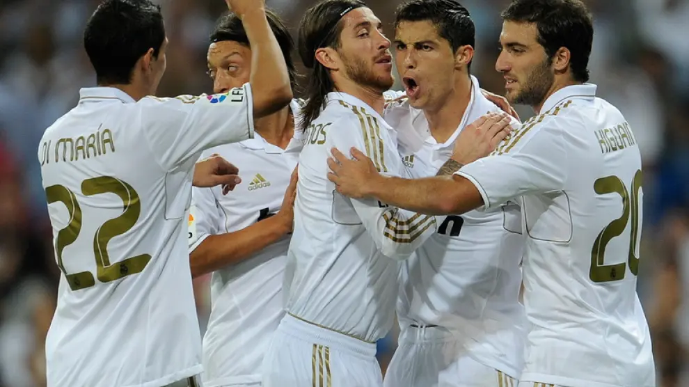 Los jugadores del Madrid celebran uno de los tantos