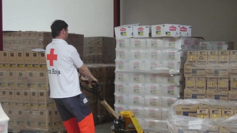 Voluntarios de Cruz Roja en un almacén donde se distribuyen los alimentos.