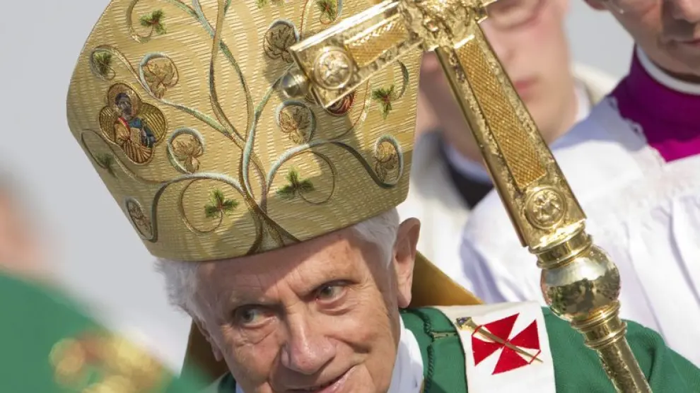 El Papa Benedicto XVI celebra una misa multitudinaria en el aeropuerto de Friburgo
