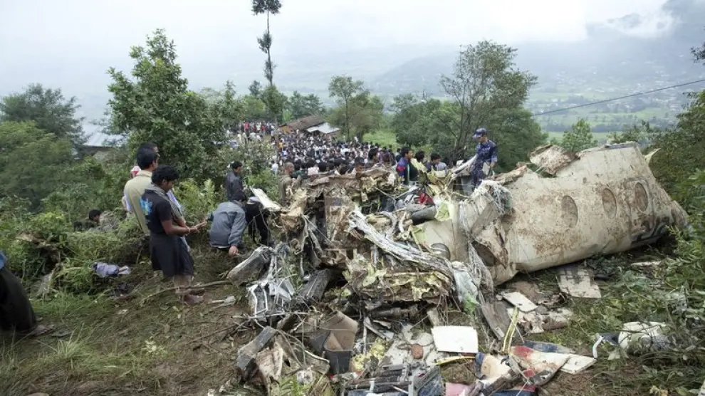 Restos del avión siniestrado en Nepal