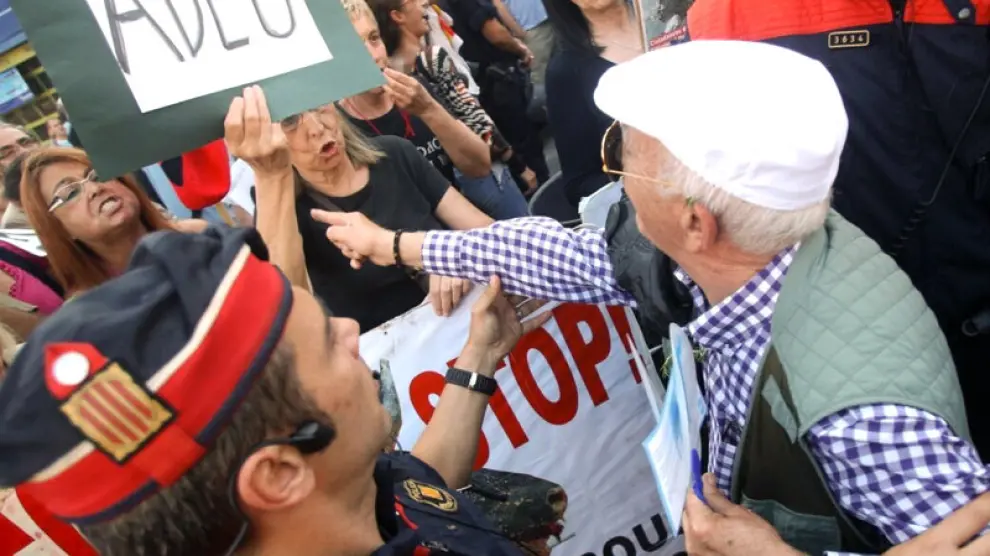 Manifestantes antitaurinos y aficionados muestran sus posturas antes de la celebración del último festejo taurino en la Monumental