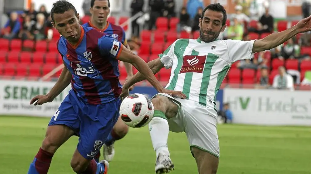 Gilvan pugna con un jugador del Córdoba en el duelo del año pasado en El Alcoraz.