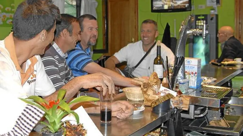Algunos solteros de Fortanete en el bar de la localidad. La fiesta se celebrará el 15 de octubre.