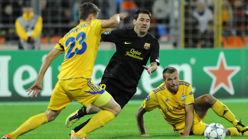 Messi regatea a dos jugadores del Bate Borisov