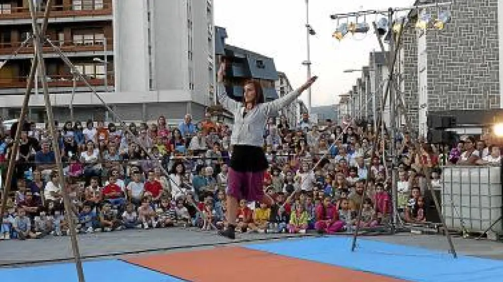 Espectáculo de acrobacias ayer en la plaza Biscós.