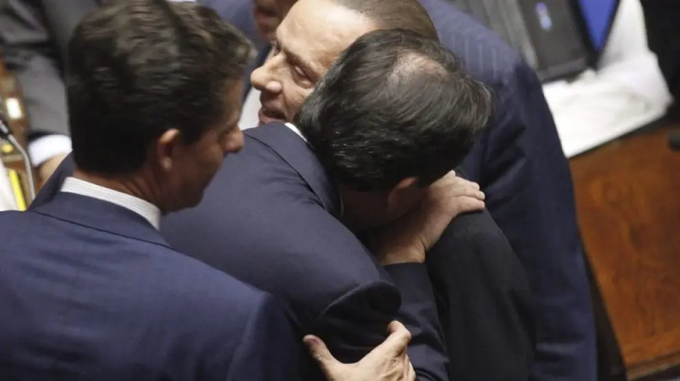 El ministro de Agricultura Francesco Saverio abraza al primer ministro italiano en el Parlamento