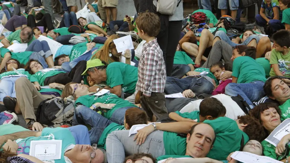 Centenares de profesores han escenificado la muerte de la educación pública en Madrid