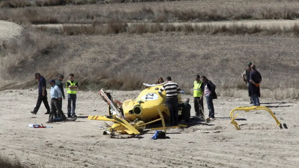 El helicóptero -en la foto, el día del accidente- se estrelló contra un campo de labor.