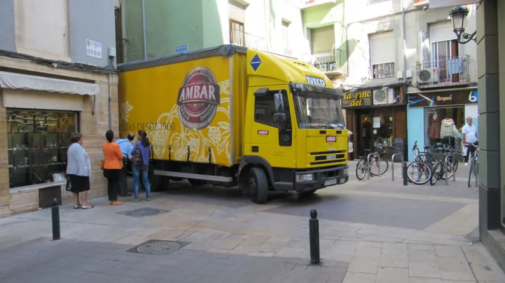 Un camión, en el cruce de Méndez Núñez y Ossau, en el Casco de Zaragoza