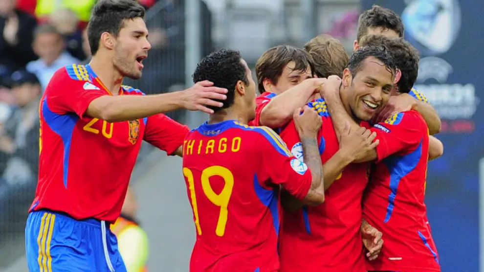 Jeffrén Suárez (d) celebra junto con sus compañeros el tercer gol de La Roja frente a Bielorrusia