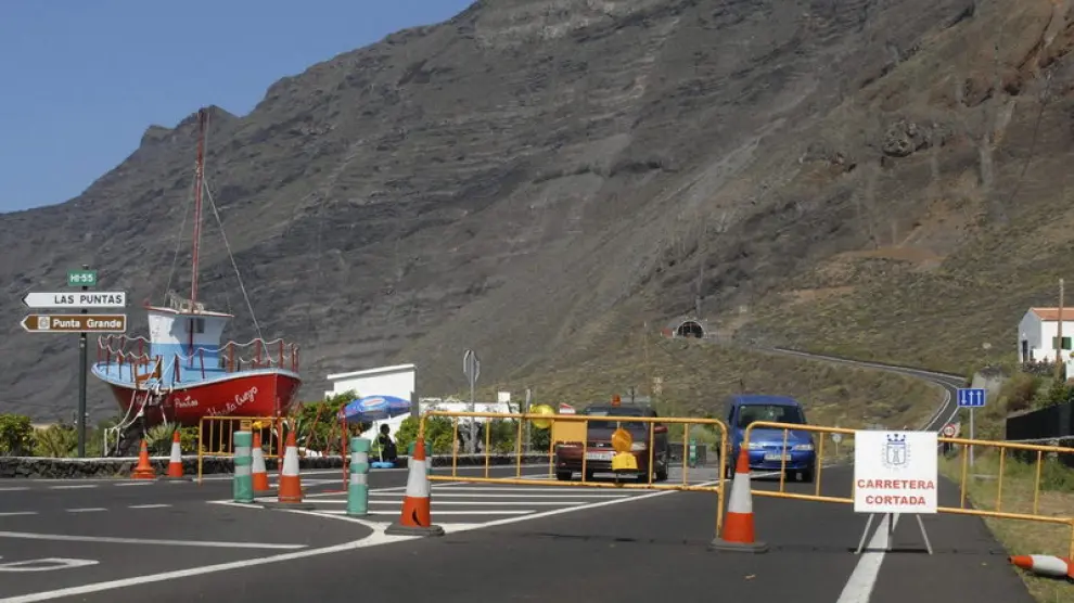 El túnel de Los Roquillos sigue cerrado al tráfico por la crisis sísmica