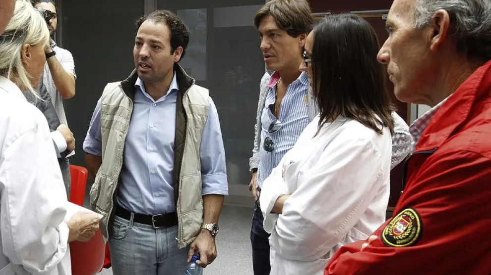 Diego Robles, a la derecha el apoderado de Padilla y el hermano del torero, con los médicos
