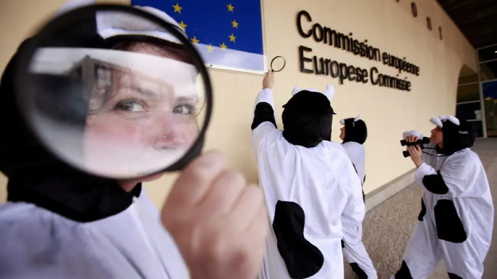 Activistas del grupo Friends of the Earth se visten de vacas para manifestar ante la CE en Bruselas, para presentar una nueva política agraria