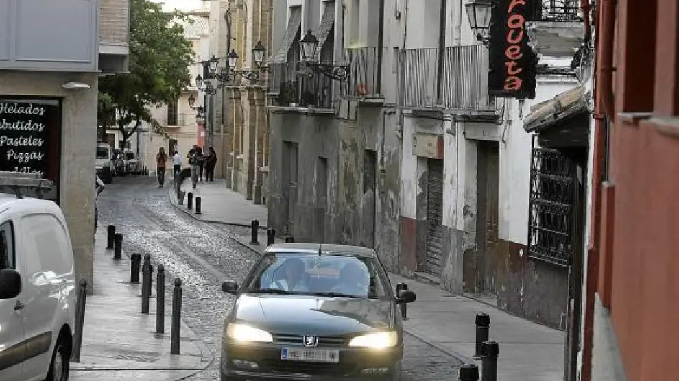 Un coche en la calle de las Cortes, una de las pocas donde se puede, aunque no se debe, acelerar.