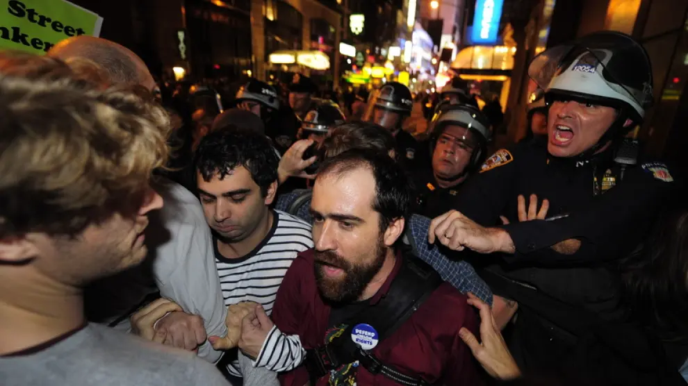 La policía desaloja a los manifestantes en Wall Street