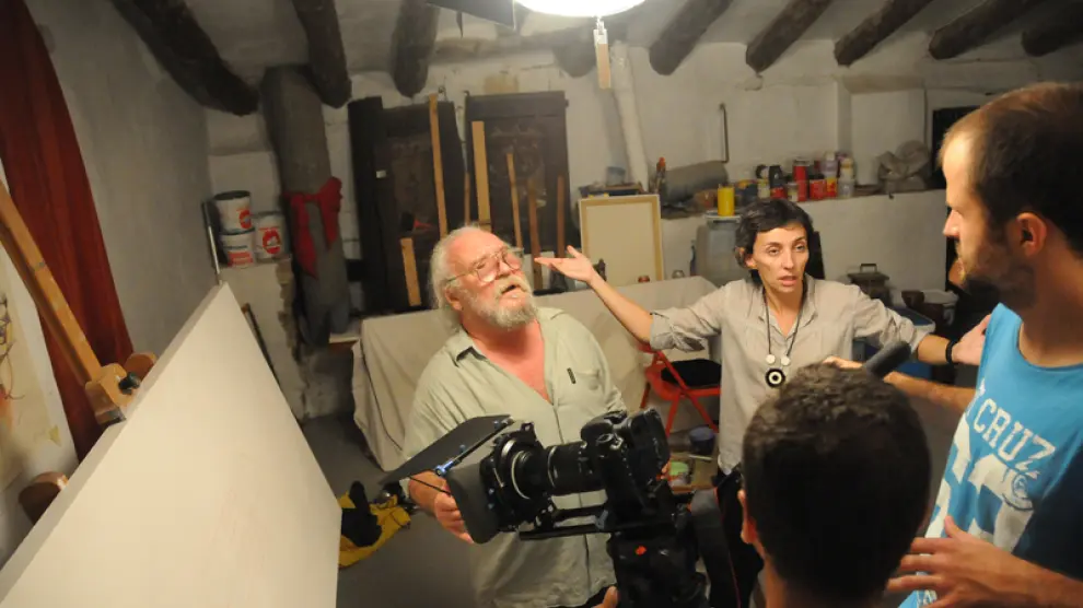 Pedro Fuertes, a la izquierda, en un momento del rodaje en su estudio