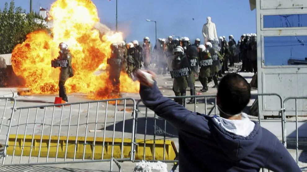 Enfrentamientos entre manifestantes y policías en Atenas, Grecia.