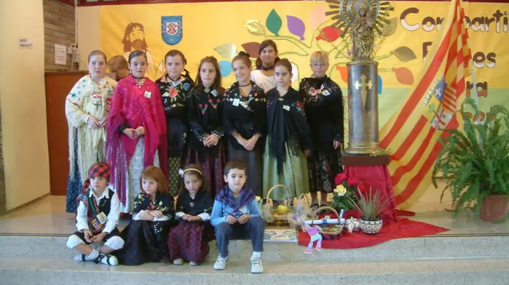 Ofrenda a la Virgen del Pilar en el colegio San Vicente de Paúl, de Barbastro