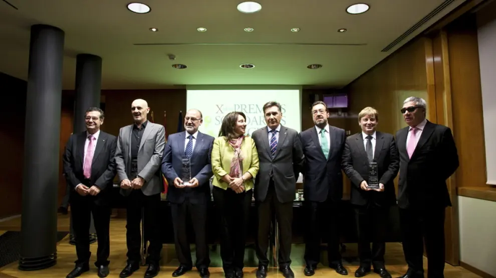 Los premiados, junto a los representantes de la ONCE, tras la ceremonia