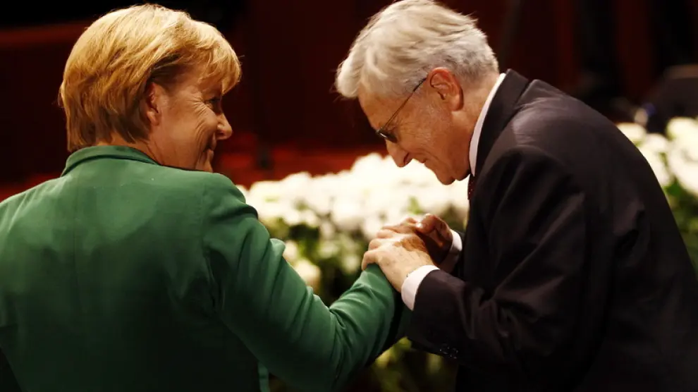 Jean-Claude Trichet saluda a Angel a Merkel