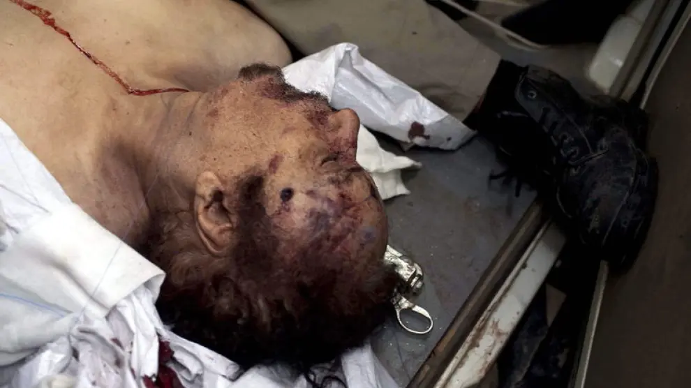 El cuerpo sin vida de Muamar el Gadafi