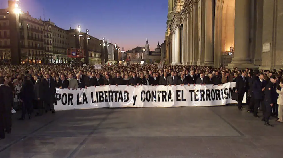 Manifestación contra ETA en Zaragoza, tras el asesinato de Giménez Abad