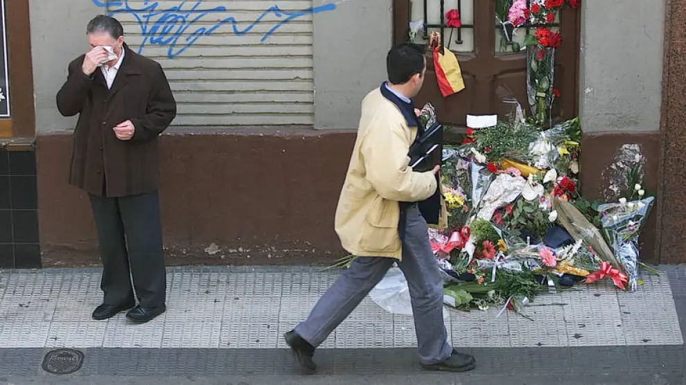 Flores depositadas en el lugar donde fue asesinado el presidente del PP en Aragón, Manuel Giménez Abad.