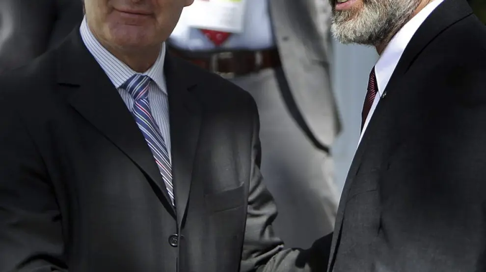 Brian Currin (i) junto a Gerry Adams, líder del Sinn Fein