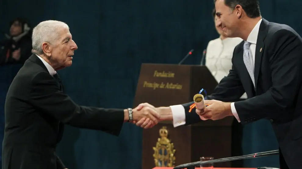 El príncipe Felipe entrega a Leonard Cohen el premio Príncipe de Asturias de las Letras