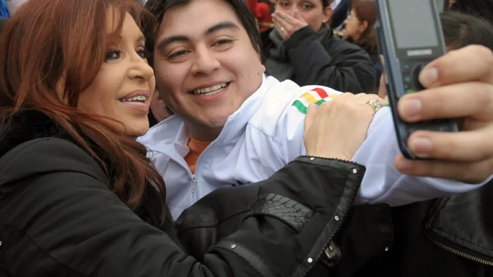 Fernández se fotografía con un partidario