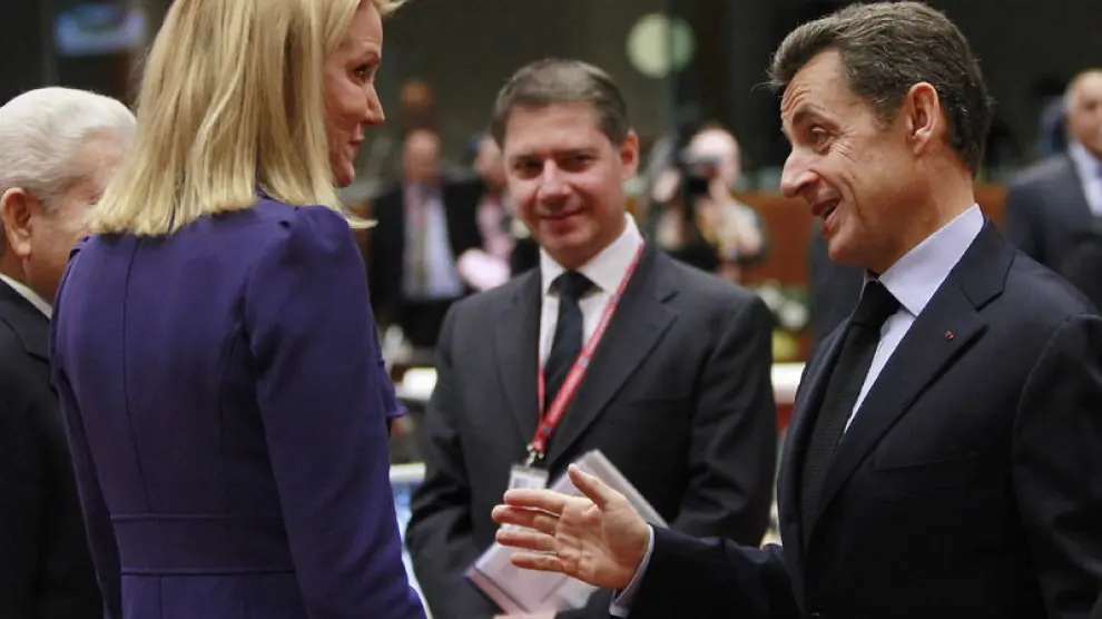 Sarkozy conversa con la primera ministra danesa durante la cumbre de la UE de este domingo