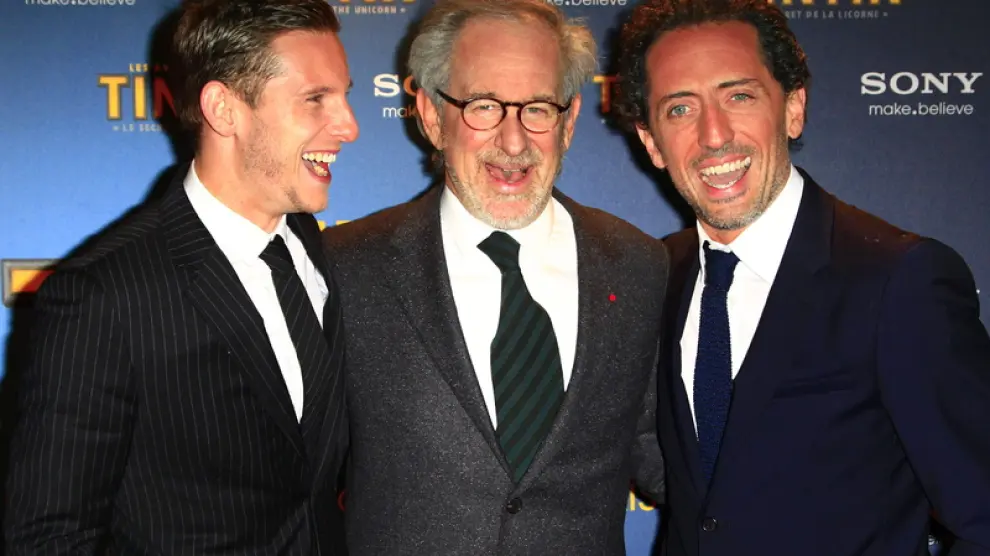 Spielberg posa con dos actores del film
