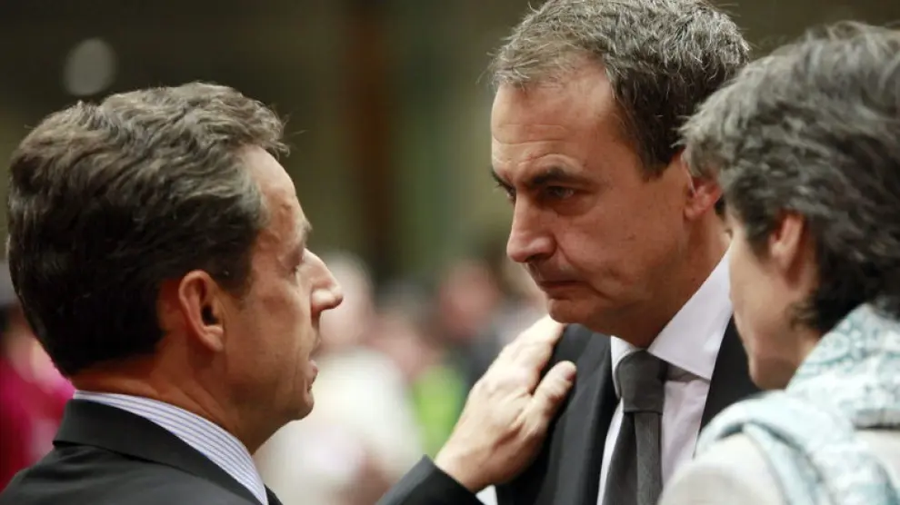 El presidente del Gobierno español, José Luis Rodríguez Zapatero, (c), conversa con el presidente francés Nicolás Sarkozy (i), en la sede del Consejo Europeo en Bruselas