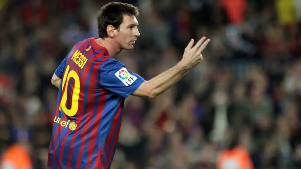 Messi señala con las manos los tres goles logrados