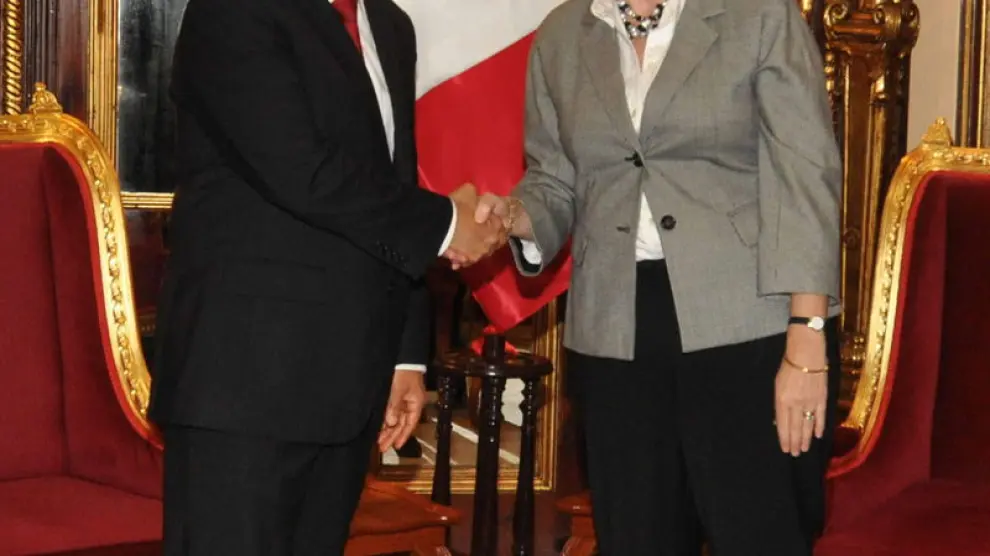 El presidente de Perú, Ollanta Humala, saluda a la vicepresidenta del Banco Mundial, Pamela Cox