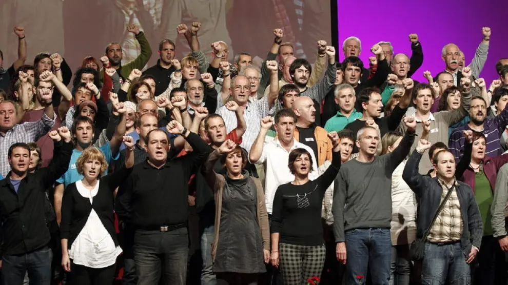 Miembros históricos y actuales de la izquierda abertzale entonan el "Eusko Gudariak" al termino del acto politico en Pamplona