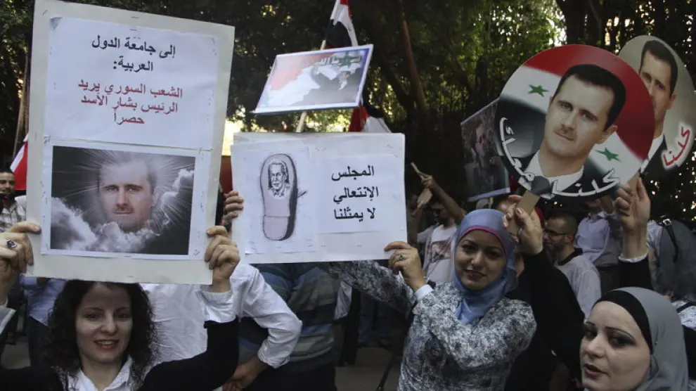Manifestantes antiguvernamentales sirios protestan frente a la embajada siria en El Cairo.