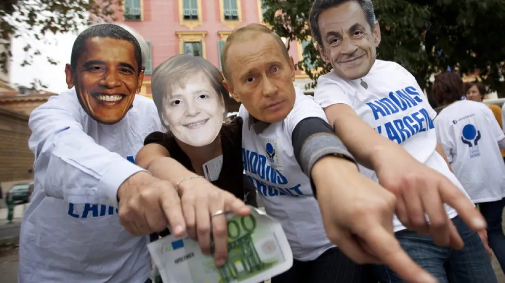 Manifestantes con caretas de Obama, Merkel, Putin y Sarkozy