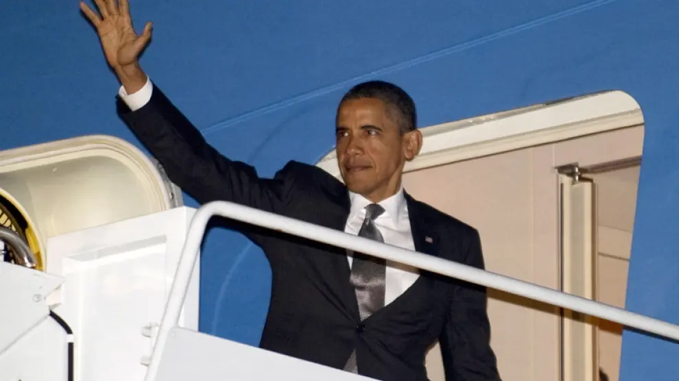 Obama saluda desde el Air Force One, antes de partir a Cannes